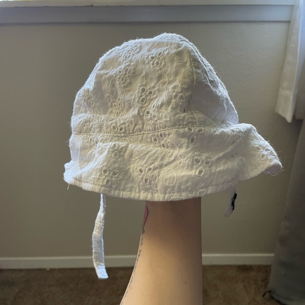 White eyelet fabric baby sun hat 6-12m with Velcro strap